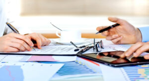 Why Choose an Accountant Firm in Ashgrove Over Freelancers