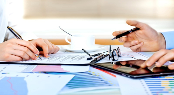 Why Choose an Accountant Firm in Ashgrove Over Freelancers?
